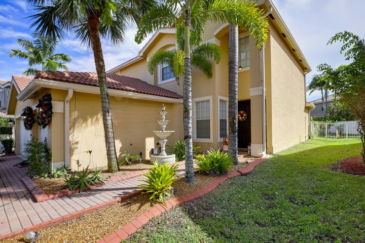 Sprawling 5 Bedroom Pool Home located on an oversized fenced yard!